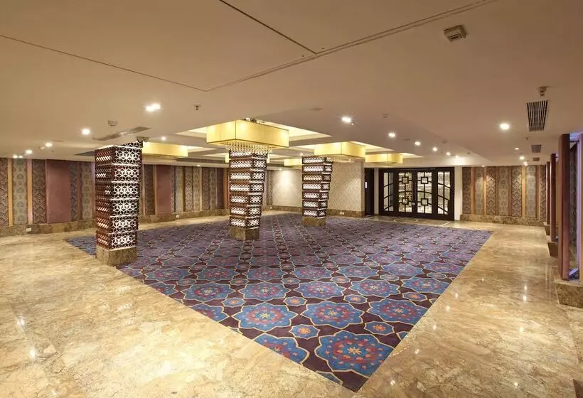 Hotel The Royal Phular