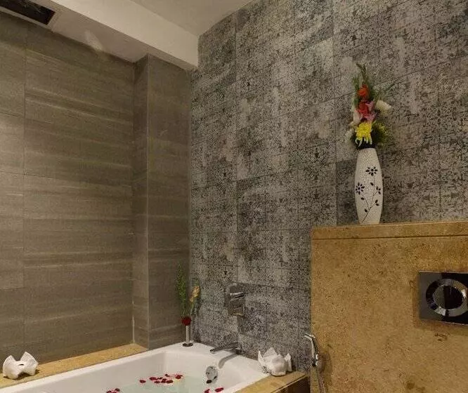 Hotel The Royal Phular