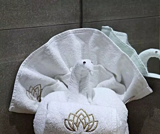 Hotel The Royal Phular