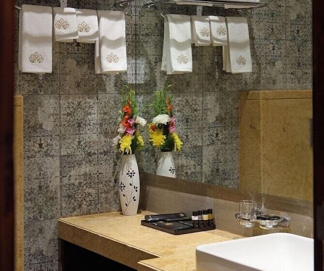 Отель The Royal Phular