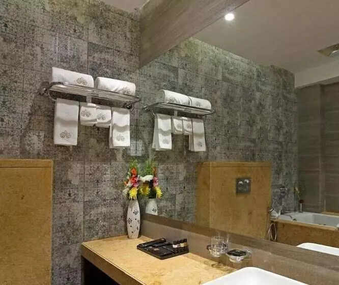 Hotel The Royal Phular