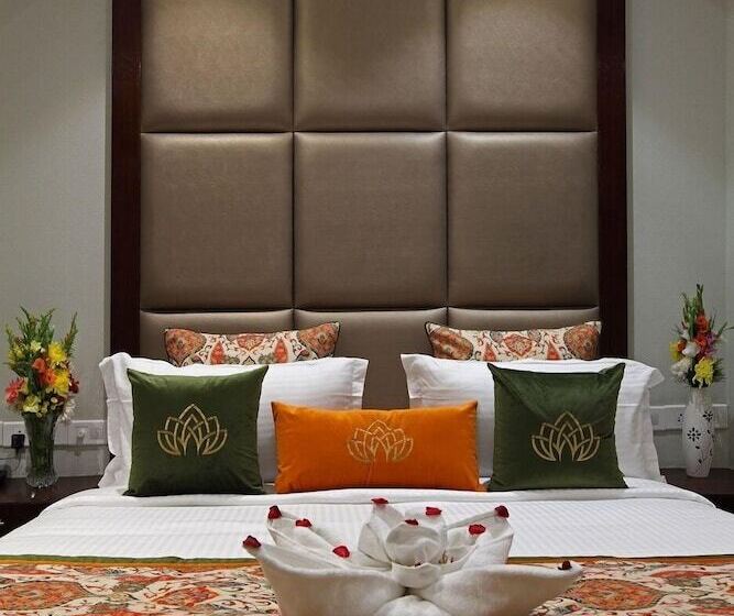 Отель The Royal Phular