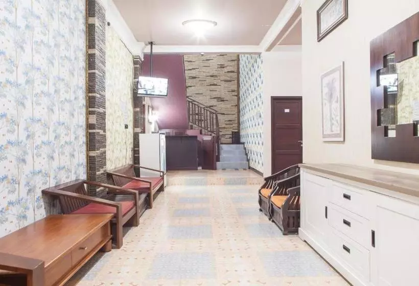 هتل Reddoorz Syariah Near Basuki Rahmat