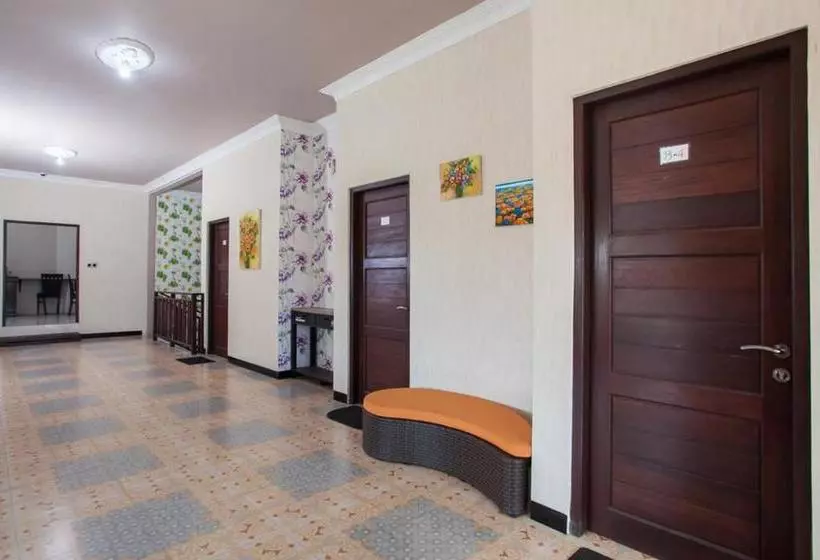 هتل Reddoorz Syariah Near Basuki Rahmat