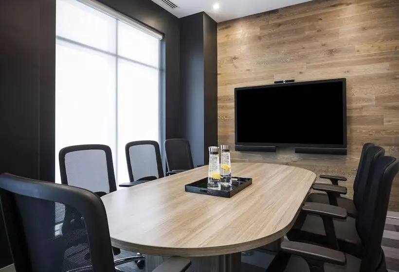 Hotelli Imperia Hôtel Et Suites Boucherville