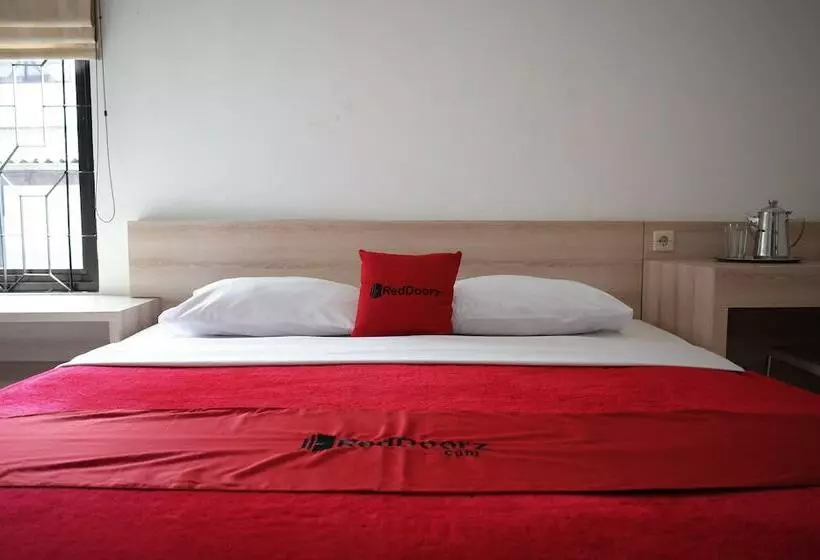 ペンション Reddoorz Near Taman Kota Lapang Merdeka Sukabumi