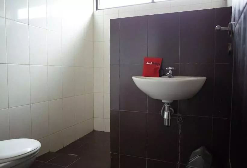 ペンション Reddoorz Near Taman Kota Lapang Merdeka Sukabumi