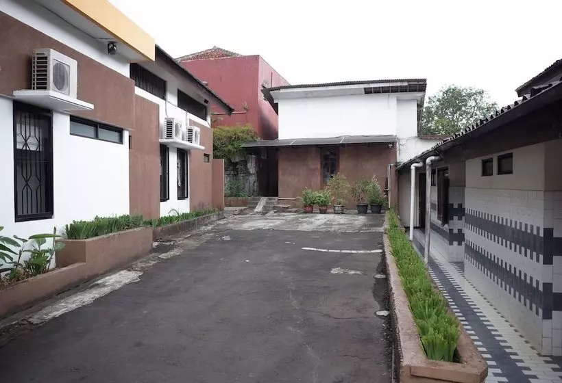 ペンション Reddoorz Near Taman Kota Lapang Merdeka Sukabumi