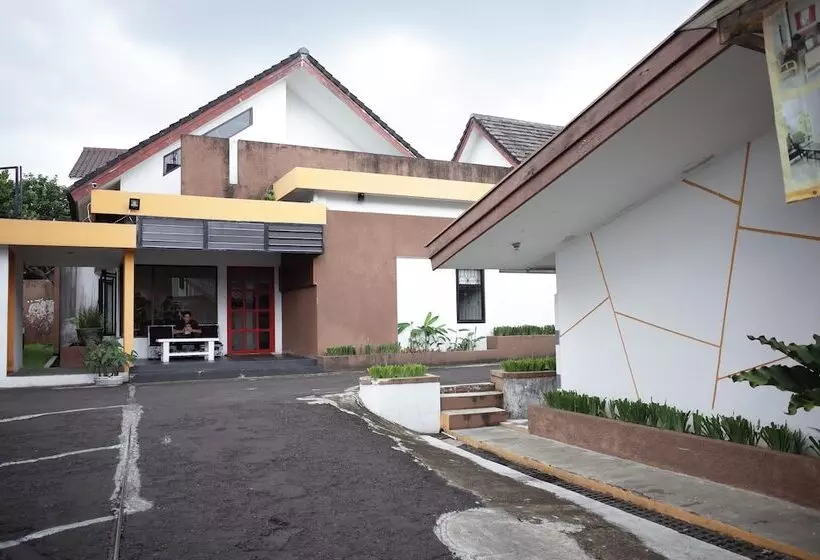 ペンション Reddoorz Near Taman Kota Lapang Merdeka Sukabumi