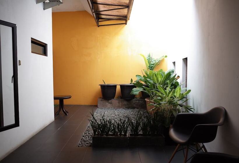 פנסיון Reddoorz Near Taman Kota Lapang Merdeka Sukabumi