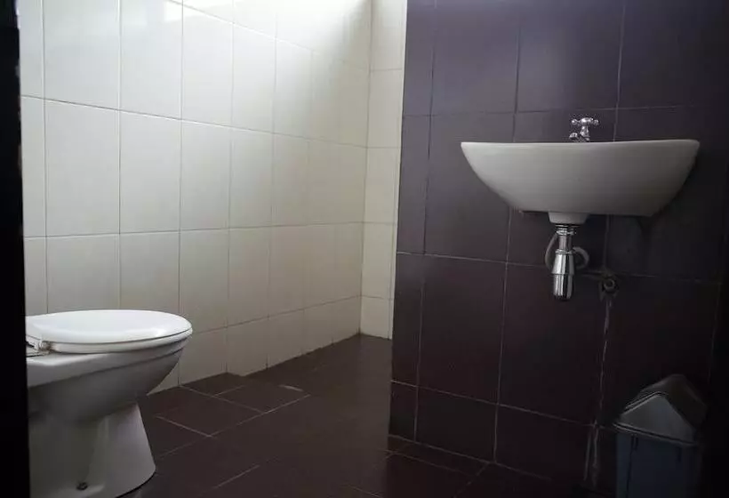 ペンション Reddoorz Near Taman Kota Lapang Merdeka Sukabumi