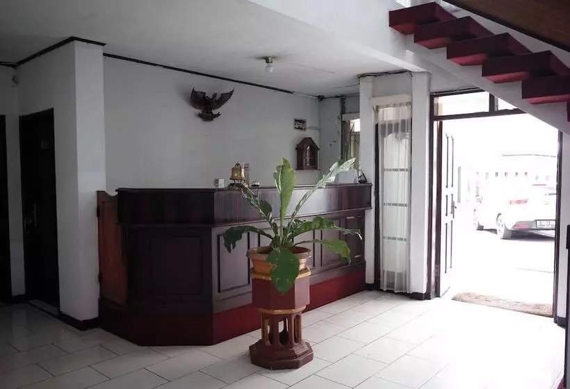 ペンション Reddoorz Near Taman Kota Lapang Merdeka Sukabumi