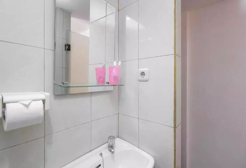 ペンション Reddoorz Plus Near Galaxy Bekasi