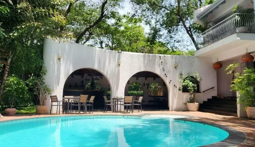 تختخواب و صبحانه Jacaranda Lodge