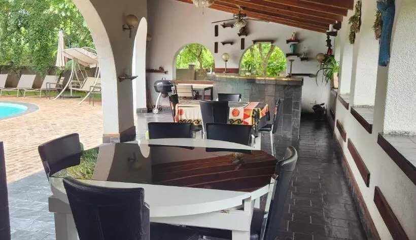 تختخواب و صبحانه Jacaranda Lodge