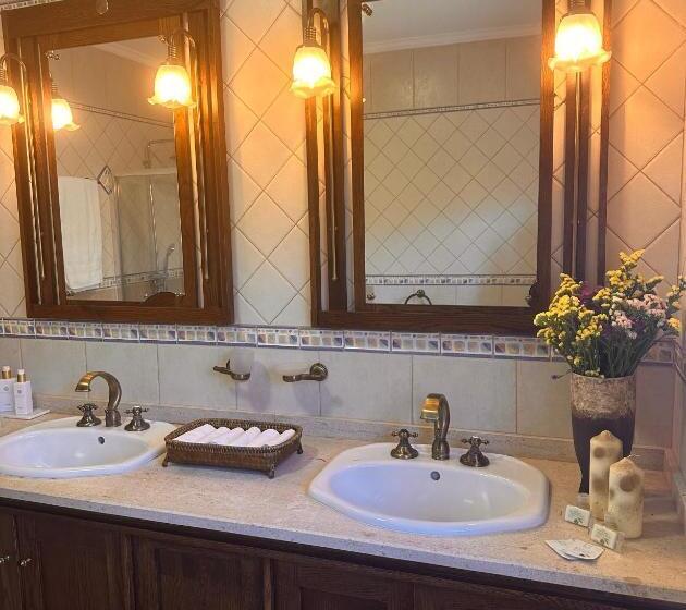 پانسیون The Oak´s Wolf Country House