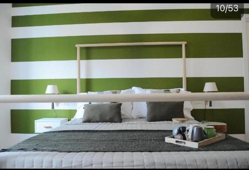 تختخواب و صبحانه The Corner 180 Suite