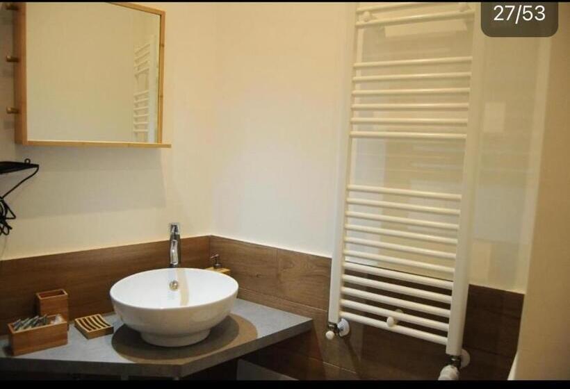 تختخواب و صبحانه The Corner 180 Suite