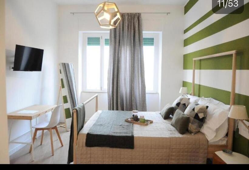 تختخواب و صبحانه The Corner 180 Suite