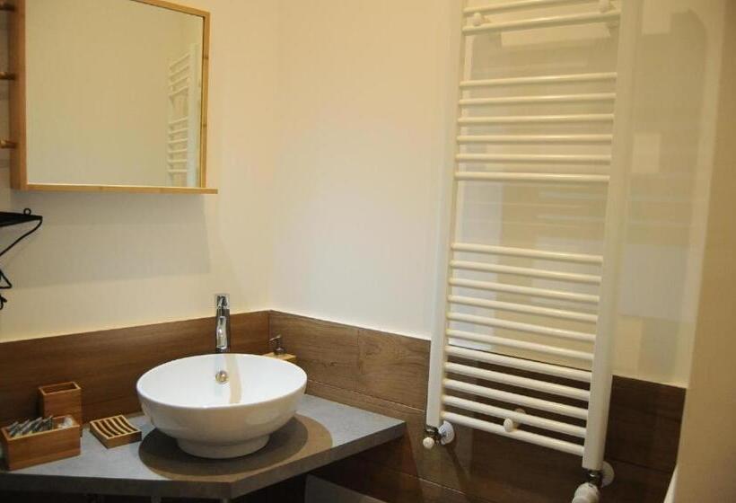 تختخواب و صبحانه The Corner 180 Suite