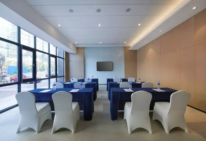 Hotelli Holiday Inn Express Zhangjiagang East, An Ihg