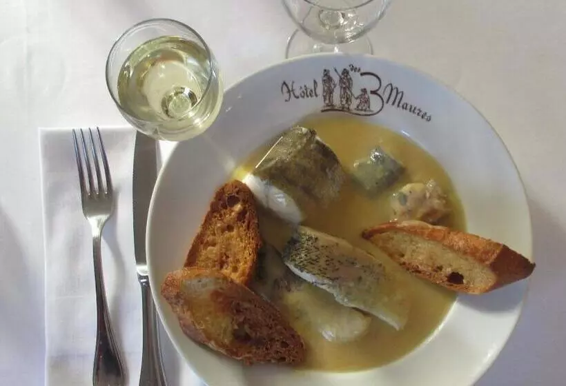 ホテル Hôtel Les Trois Maures