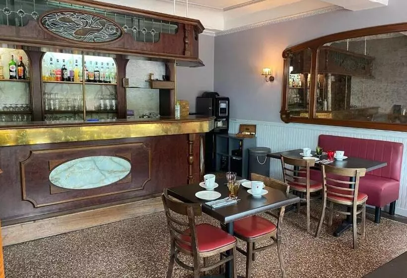 ホテル Hôtel Les Trois Maures