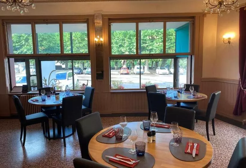 ホテル Hôtel Les Trois Maures