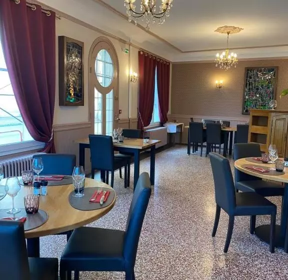 ホテル Hôtel Les Trois Maures