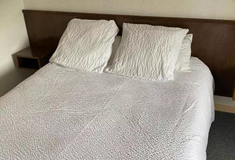 ホテル Hôtel Les Trois Maures