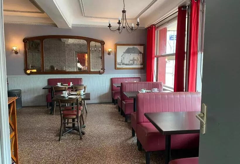 ホテル Hôtel Les Trois Maures