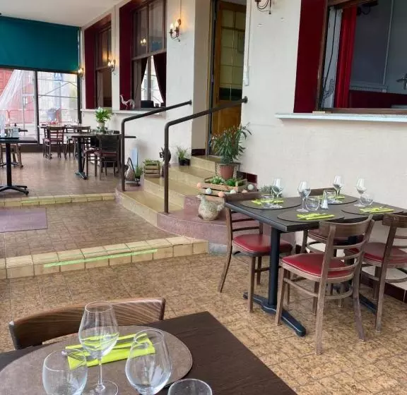 ホテル Hôtel Les Trois Maures