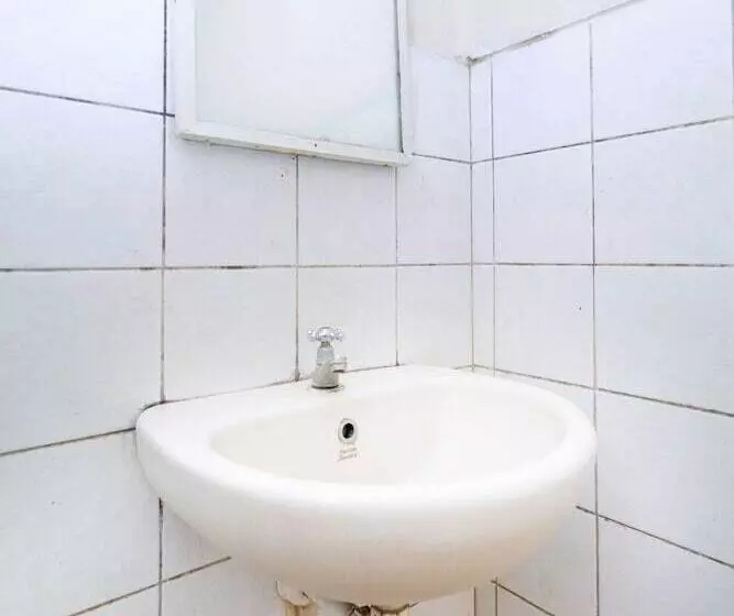 Hotelli Reddoorz @ Supratman Street