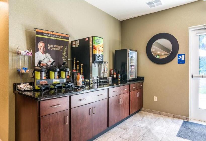 Cobblestone Hotel & Suites   Torrington