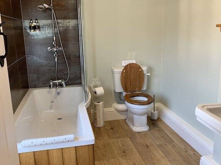 Pontyclerc Farm House Bed And Breakfast