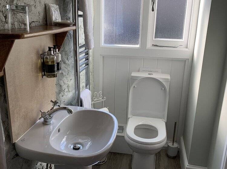 Pontyclerc Farm House Bed And Breakfast