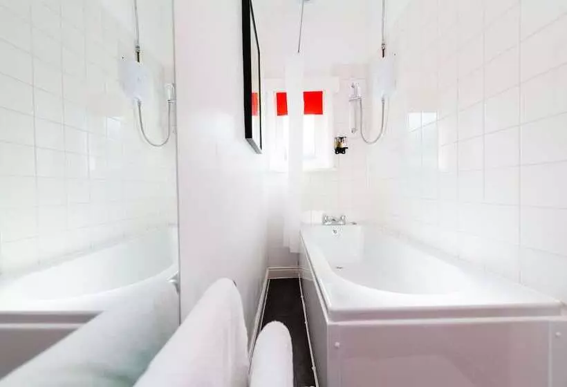 تختخواب و صبحانه Kenways Guest House