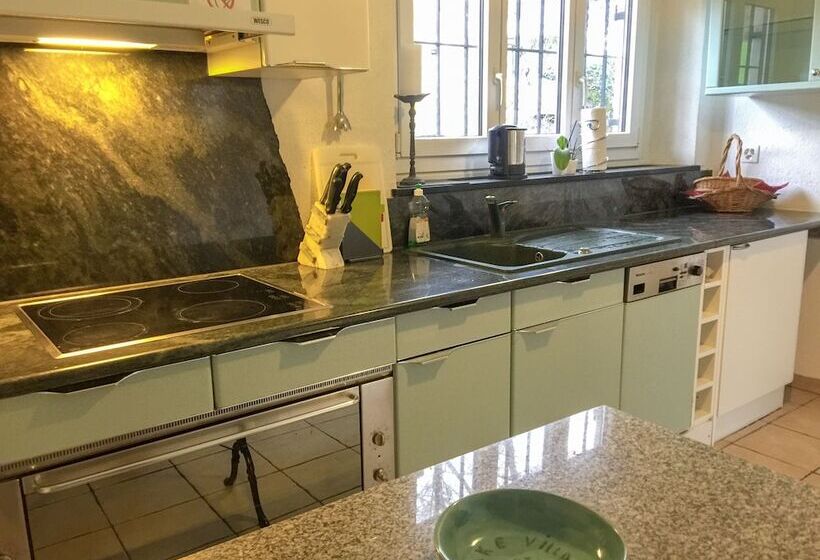 تختخواب و صبحانه Lake Villa Lotus