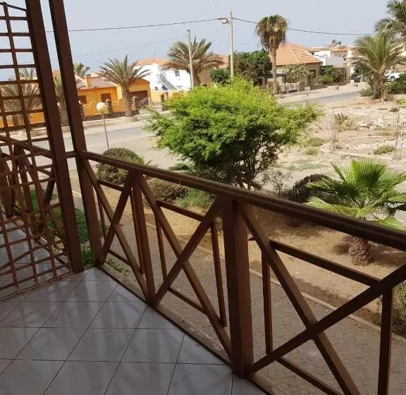 تختخواب و صبحانه Pensão Alcinda Bettencourt 100 Meters To The Beachfront