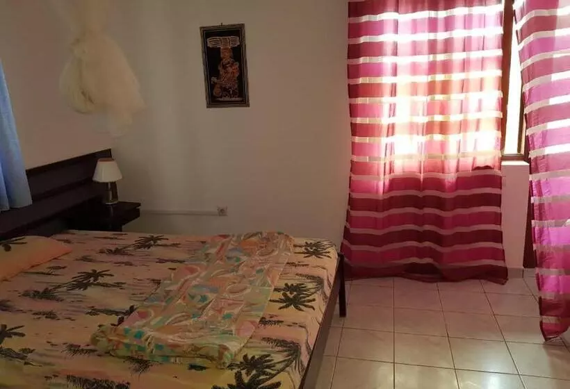 تختخواب و صبحانه Pensão Alcinda Bettencourt 100 Meters To The Beachfront