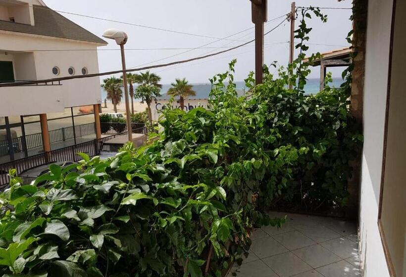 تختخواب و صبحانه Pensão Alcinda Bettencourt 100 Meters To The Beachfront