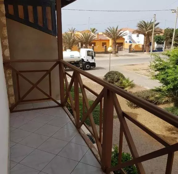 تختخواب و صبحانه Pensão Alcinda Bettencourt 100 Meters To The Beachfront