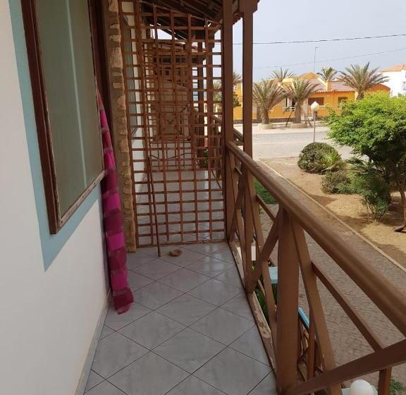 تختخواب و صبحانه Pensão Alcinda Bettencourt 100 Meters To The Beachfront