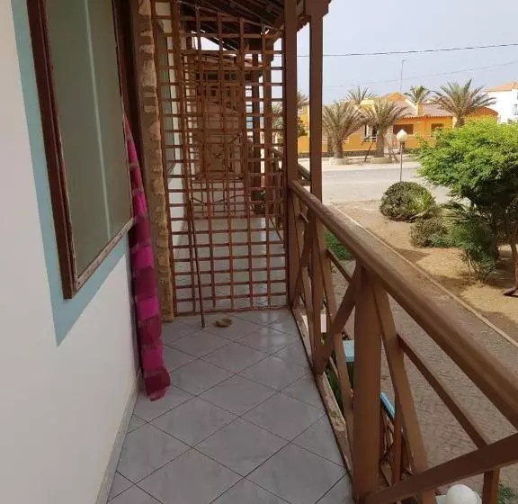 تختخواب و صبحانه Pensão Alcinda Bettencourt 100 Meters To The Beachfront