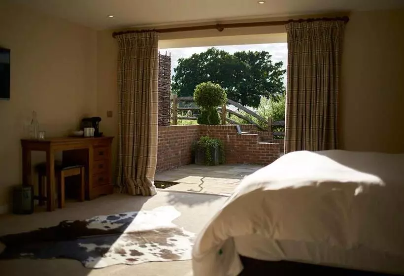 ユースホステル The Three Chimneys Country Pub