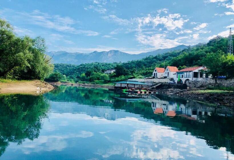 تختخواب و صبحانه Splav Slap Bungalovi