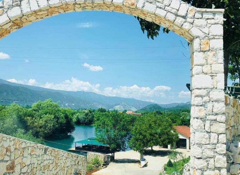 تختخواب و صبحانه Splav Slap Bungalovi