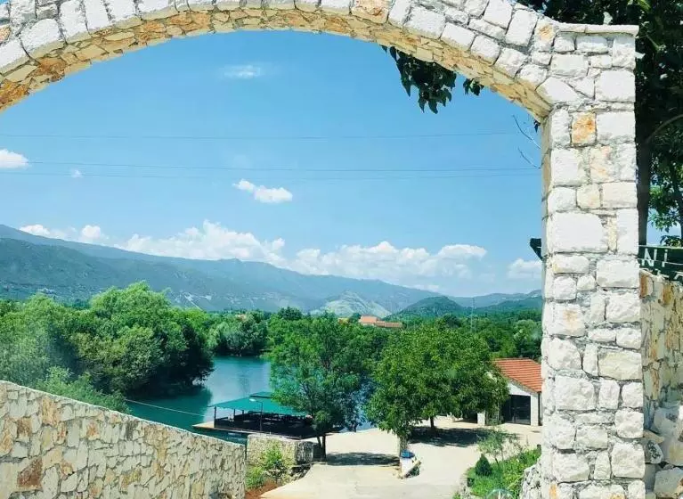 تختخواب و صبحانه Splav Slap   Bungalovi