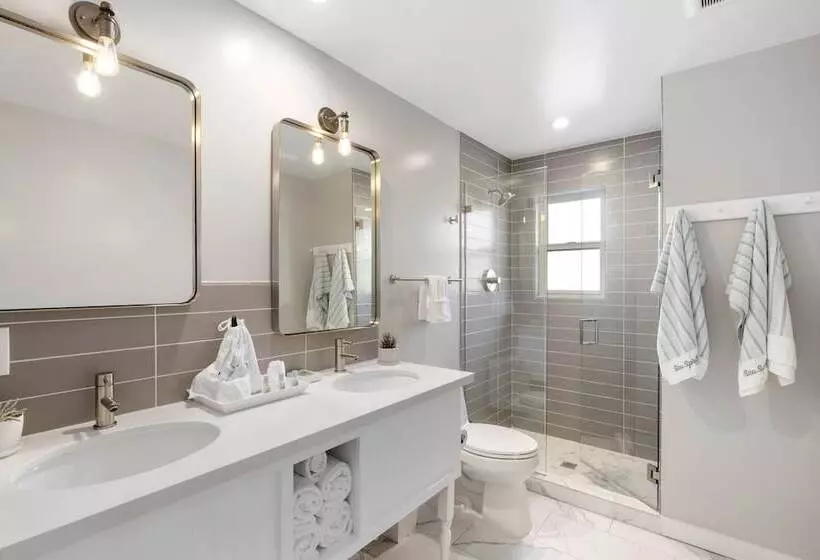 مُتل Sea Sprite Ocean Front