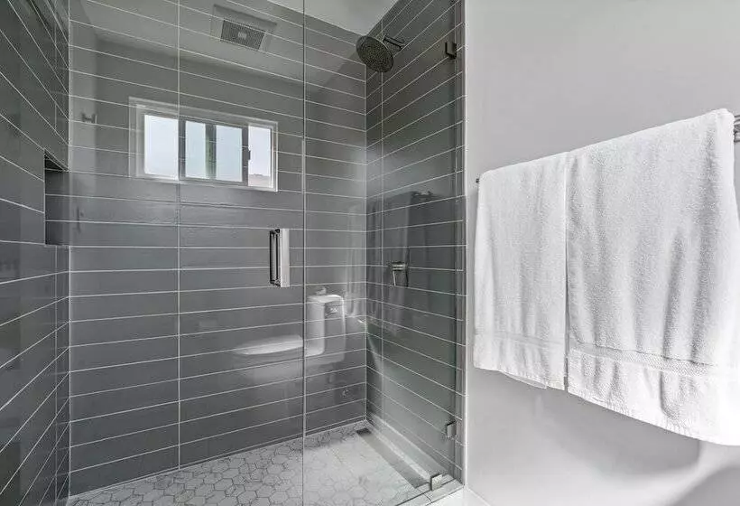 مُتل Sea Sprite Ocean Front